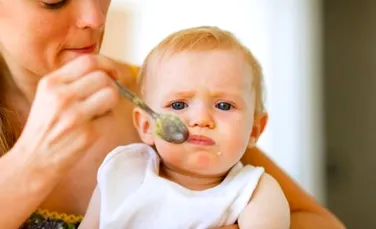 O mamă vegană şi-a hrănit bebeluşul de 11 luni doar cu nuci şi fructe. Când a aflat, tatăl copilului a luat o decizie radicală