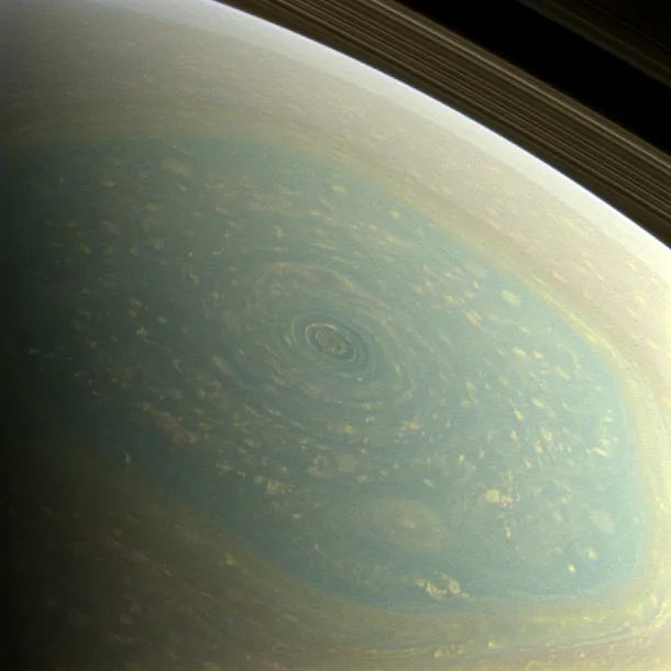 Imaginea originală realizată de Cassini în care este surprinsă furtuna de pe Saturn