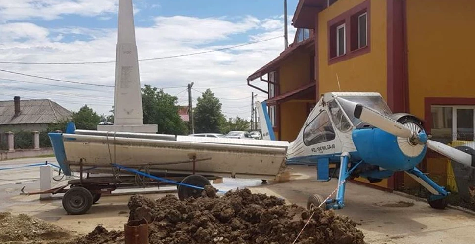 O primărie din Argeş a primit un avion pe care l-a parcat în faţa instituţiei