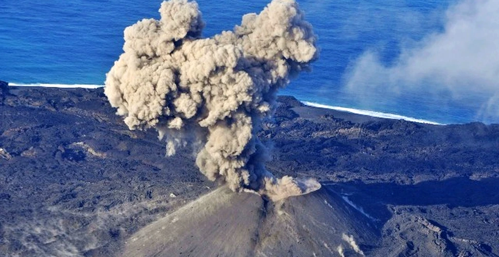 Vulcanul de pe insula japoneză Nishinoshima a erupt din nou. ”Terenul format recent este extrem de favorabil vieţii” FOTO+VIDEO