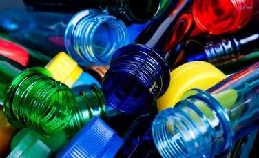 Producătorii, sfătuiți să renunțe la plastic în culori vii