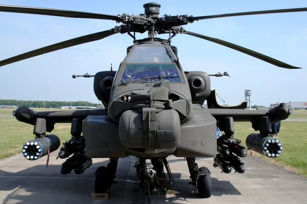 Elicopter Apache la sol