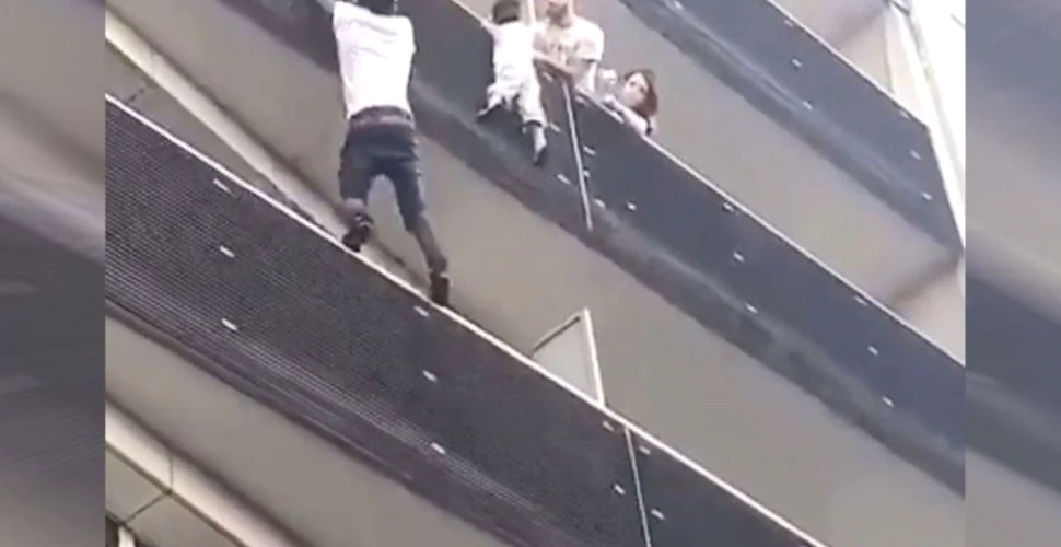 Un tânăr a escaladat în doar câteva secunde un imobil pentru a salva un copil care atârna în gol – VIDEO