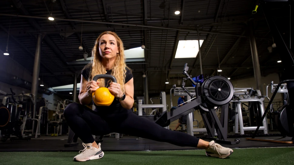 Antrenamentul hibrid, noua obsesie din fitness. Tot mai mulți oameni combină forța cu rezistența