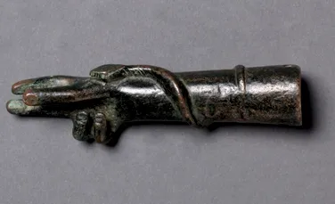 Un vas cu un cap de șarpe indică existența unui cult roman misterios
