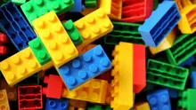 De ce a renunțat Lego la planul de a face jucării din sticle reciclate?