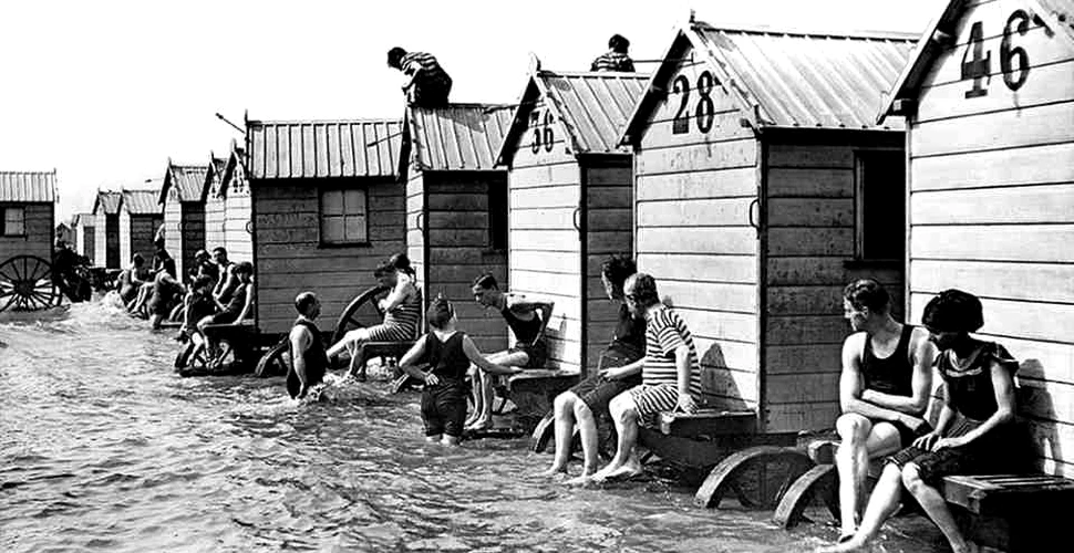 Cum înotau femeile din secolul XIX? Cele care nu ştiau să înoate erau legate cu frânghia de ”maşina de îmbăiere” – FOTO