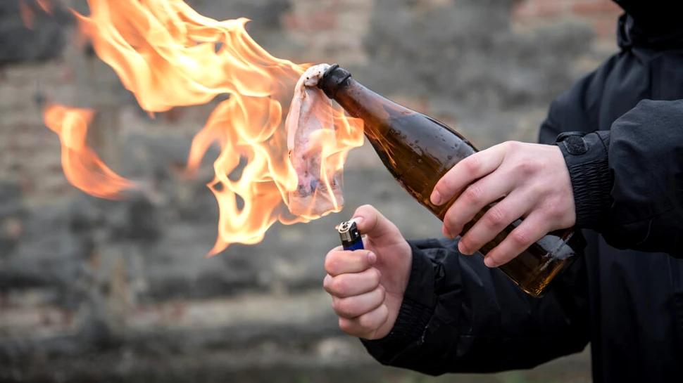 Cocktailul Molotov, o scurtă istorie a unei arme surprinzător de eficiente