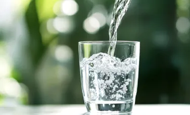Apa ar putea fi de fapt două lichide diferite, sugerează Inteligența Artificială