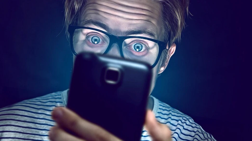 Smartphone-ul transformat în microscop, alternativa accesibilă pentru elevi