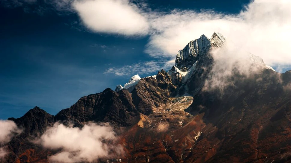 Rămășițele unui alpinist dispărut pe Everest acum 100 de ani au fost găsite de o echipă care filma un documentar