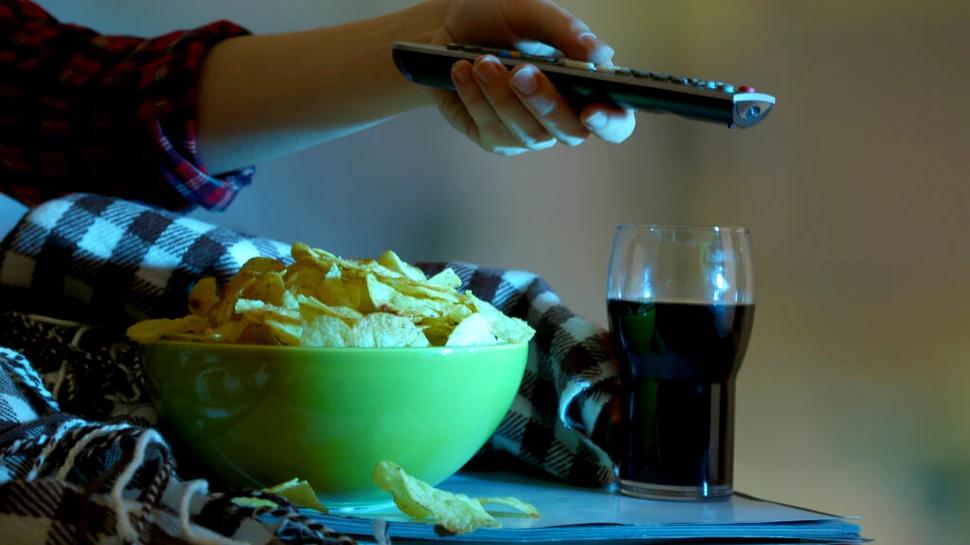 Cât de mult ne afectează mâncatul în fața televizorului?