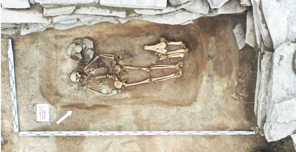 Rămășițele unei femei îngropată cu bijuterii grele din bronz, găsite în Siberia