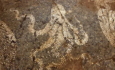 Un mozaic spectaculos a fost găsit într-un bazin din Grecia care datează de aproape două milenii şi jumătate