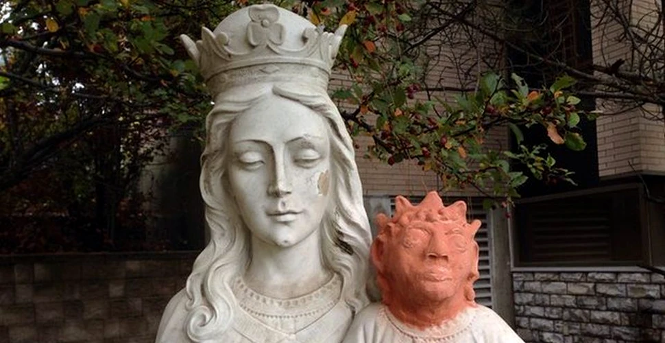 Restaurare ”şocantă” a unei statui cu Fecioara Maria şi Iisus. Localnicii sunt indignaţi