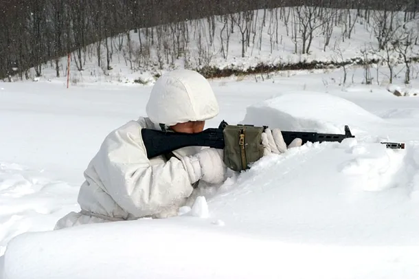 Luptător antiterorist nipon la antrenament pe timp de iarnă