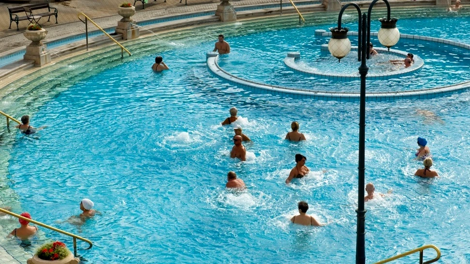 De ce nu e bine să urinăm în piscină? Oamenii de ştiinţă au descoperit adevăratul pericol legat de acest comportament