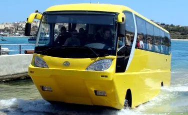 Primul autocar amfibie isi face loc printre valuri