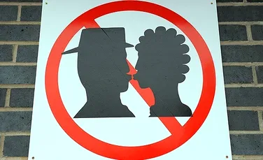 Condamnati la inchisoare pentru ca s-au sarutat in public