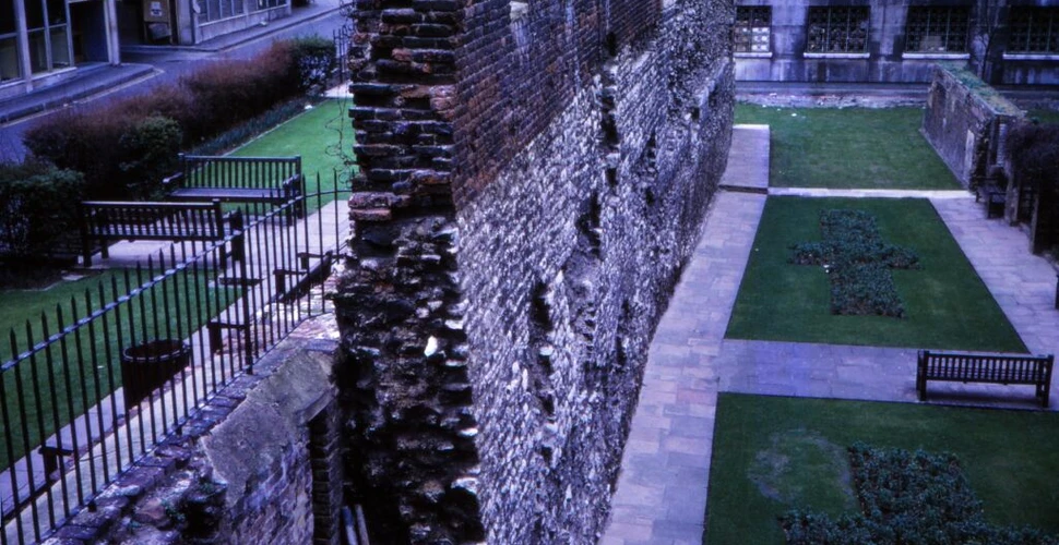 Secțiuni din zidul roman care a înconjurat Londra, găsite lângă Tamisa