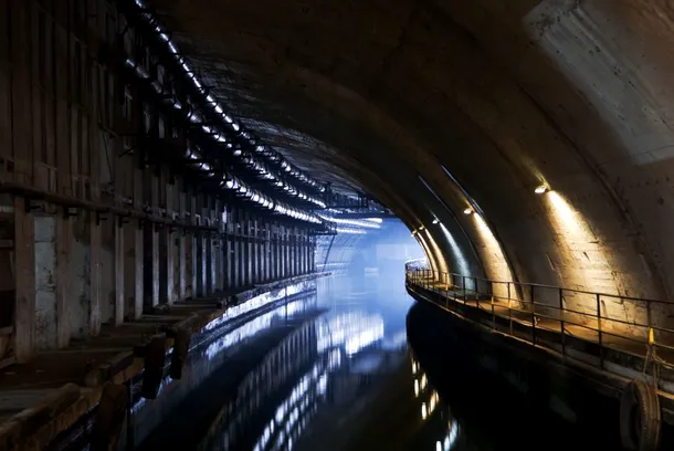Explorare într-un tunel de metrou dezafectat.