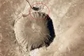 O fotografie cu un crater de pe Lună, înconjurat de șosele și clădiri, publicată de Agenția Spațială Canadiană