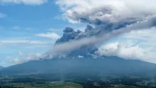 Erupție spectaculoasă! Un vulcan din Indonezia a aruncat cenușă la peste 1 kilometru înălțime
