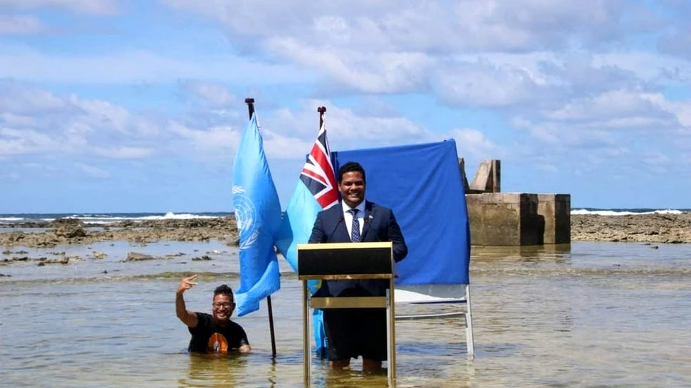 Discurs în apă până la genunchi. Inițiativa ministrului de Externe din Tuvalu pentru conferința COP26