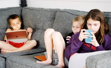 Pubertatea apare mai devreme la copiii care folosesc smartphone-ul în exces