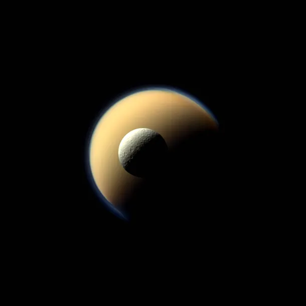 Titan şi Rhea - cele mai mari dintre lunile planetei Saturn.