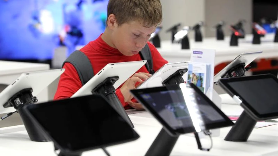 Dacă vrei să-i cumperi o tabletă copilului, gândeşte-te de două ori înainte. Ce cadou îi e mai util