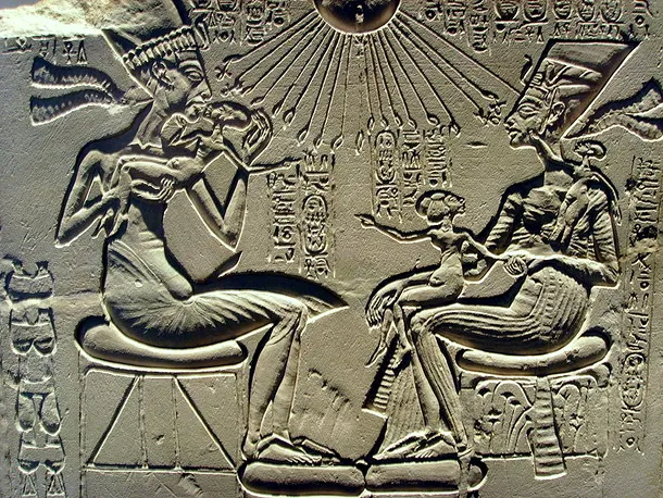 Akhanton şi Nefertiti alături de copiii lor, sub protecţia zeului unic Aton