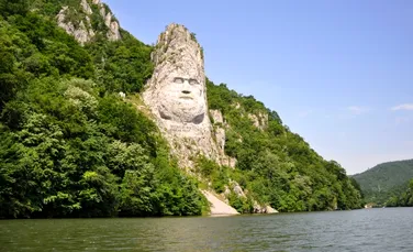 Cea mai înaltă sculptură în munte din Europa, chipul lui Decebal, iluminată permanent noaptea