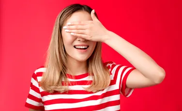 Neuroștiință și comportament social: De ce unii oameni par că nu simt niciodată jenă?