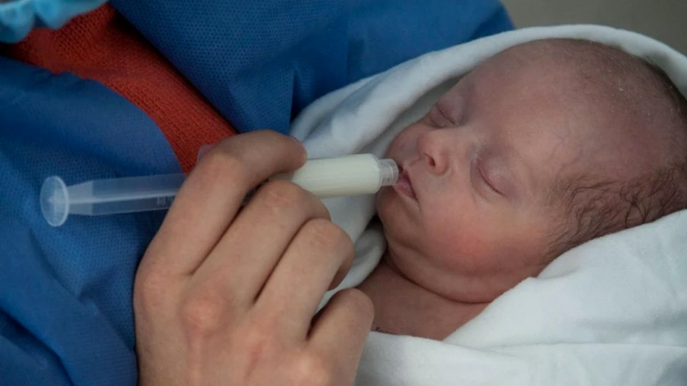 Niveluri îngrijorătoare de chimicale, descoperite în laptele matern