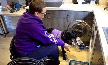 Labradorul Liggy, câinele de asistenţă care pune inclusiv rufele în maşina de spălat