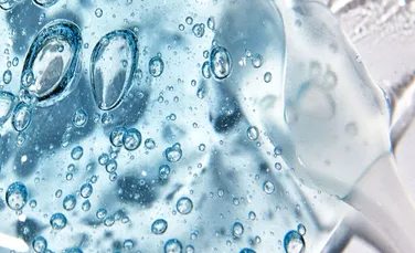 Molecula care leagă de o mie de ori greutatea ei în apă: ce este, de fapt, acidul hyaluronic (P)