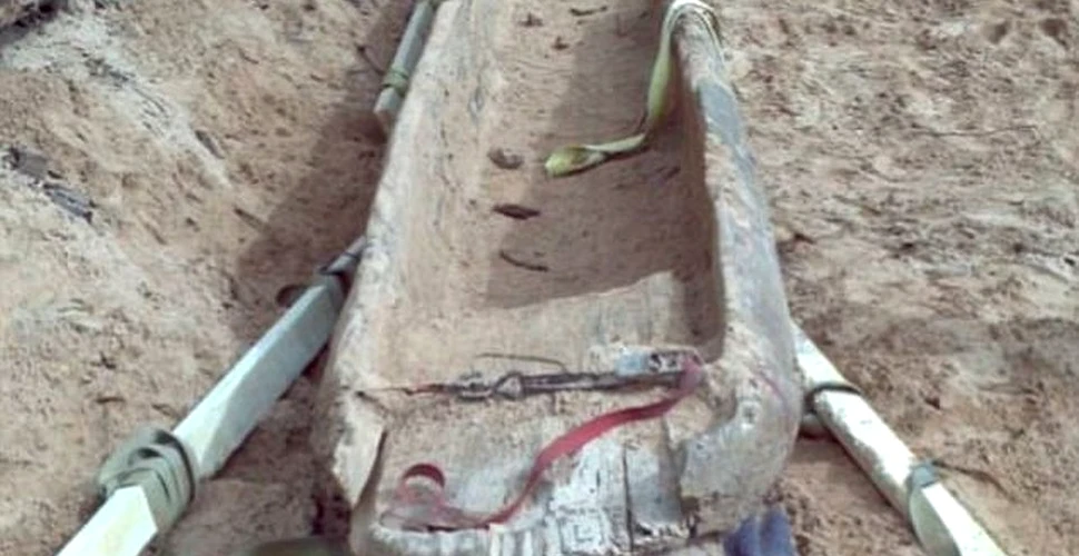 O canoe intactă ce a aparţinut amerindienilor a fost descoperită de un cuplu pe malul unui rău