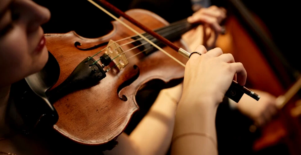 Un robot a dirijat în premieră mondială orchestra simfonică de la Dresda