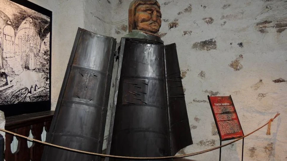 ”Fecioara de fier”, cel mai sinistru instrument de tortură, expus în Cetatea Făgăraş