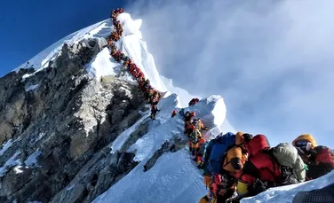 Aglomeraţie fără precedent pe Everest, cel mai înalt munte. Doi alpinişti au murit din această cauză