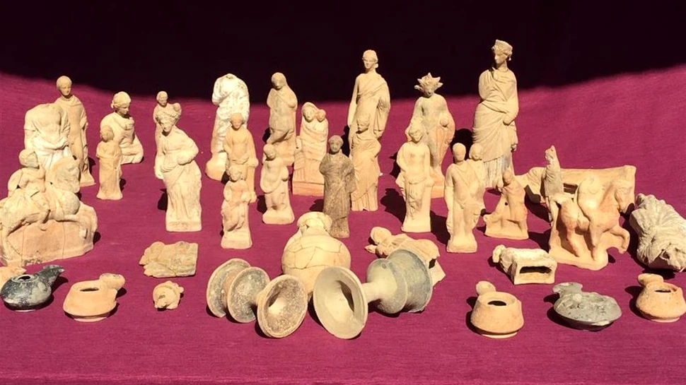 Zeci de figurine din teracotă care înfățișează zei și muritori antici, descoperite în Turcia