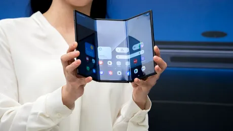 Samsung a lansat Galaxy Z TriFold, primul său telefon cu pliere triplă
