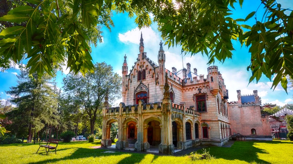 Castelul Sturdza de la Miclăușeni, una dintre cele mai frumoase clădiri din Iași