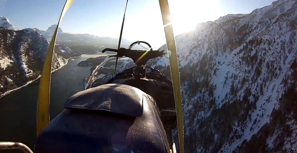 Culmea sportului extrem: cum arată un salt cu snowmobilul de pe vârful unui munte? (VIDEO)