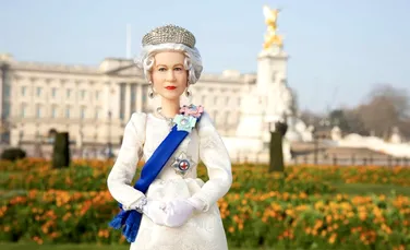 Regina Elisabeta a II-a a Marii Britanii, onorată cu propria păpușă Barbie cu ocazia Jubileului de Platină