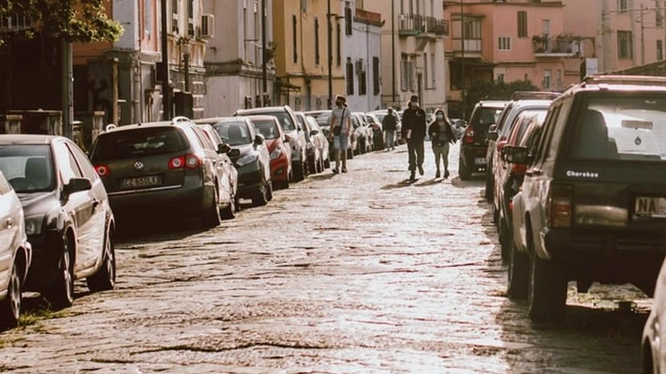 Bucureştenii pierd mult timp căutând locuri de parcare