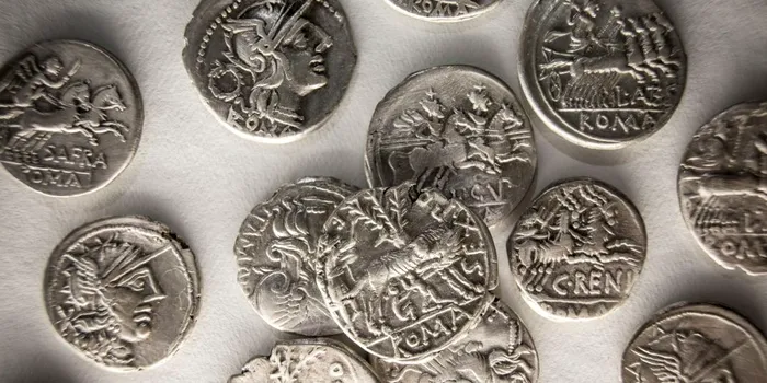 Mai multe monede dintr-o comoară veche, descoperite în Polonia