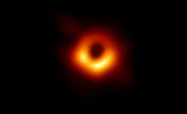 Prima gaură neagră fotografiată de omenire se învârte, au confirmat oamenii de știință