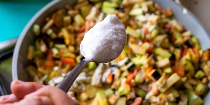 Sarea în bucate crește riscul de moarte prematură. Iată concluziile unui nou studiu